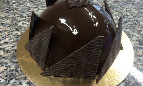 Gâteau au chocolat dôme Pâtisseries à Vichy. L'atelier de Delphine